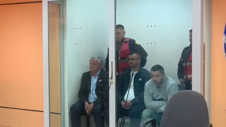 Puntori bie nga pallati dhe humb jeten, arrestohet pronari