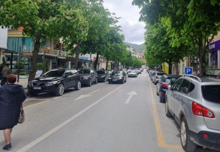 E rëndë! I riu në Pogradec vdes brenda në bankë