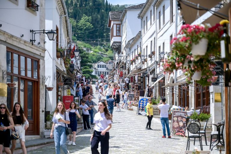 Hiqen përkohësisht vizat turistike për qytetarët e 5 shteteve