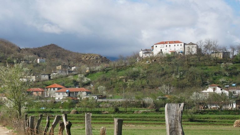 Humbi në pyll duke mbledhur kërpudha, 25-vjeçari gjendet i pajetë në një kanal me ujë