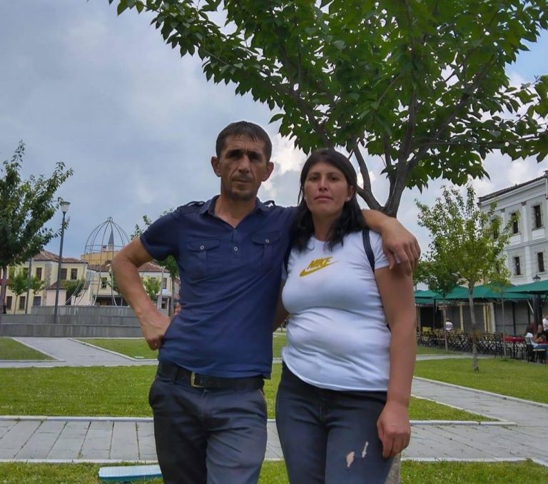 Nxorri jashtë fëmijet dhe qëlloi gruan me thikë. Detaje të reja