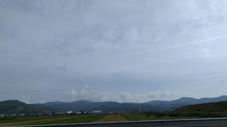 Diell dhe temperatura deri në 28 gradë