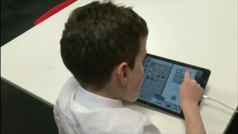 Alarmi i OBSH: Rritet numri i fëmijëve miopë, mbajini larg ekraneve