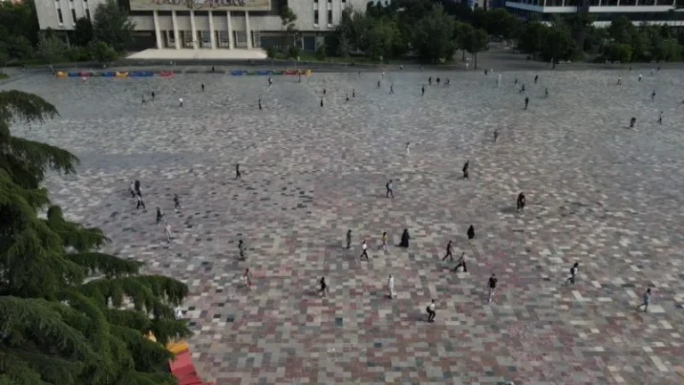 Të rinjtë flenë në kuzhinë/ 70 për qind e të rinjve shqiptarë nuk kanë një dhomë të tyren