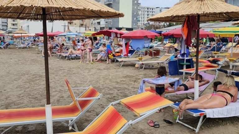 Shiu nuk pengon pushuesit, shijojnë plazhin në mot të freskët në Durrës