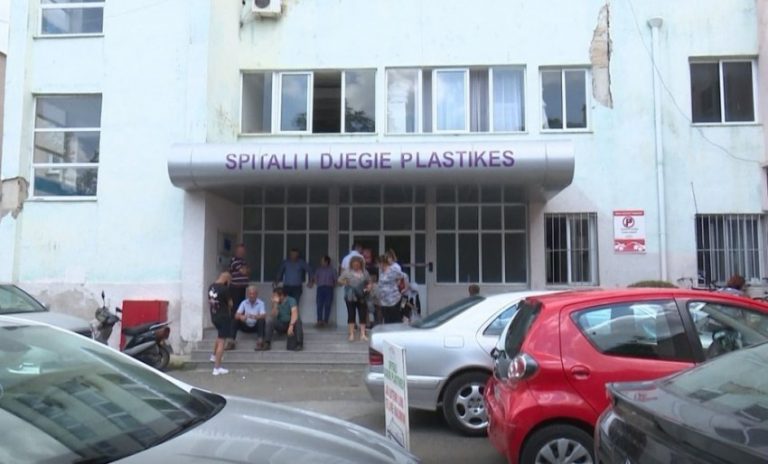 Tentoi të vetëdigjet me benzinë, i riu përfundon në spital