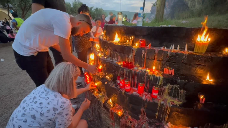 Festa e “Shna Ndout”/ Pelegrinët qëndruan deri në mëngjesin e së martës pranë kishës në Laç