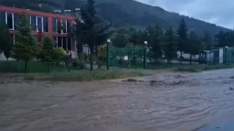 Fshati Zëmblak nën ujë/ Situate alarmante, rrezikojnë të dalin varret