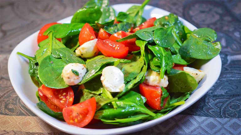 Nga spinaqi tek lakra jeshile dhe brokoli, ja cilat janë disa nga ushqimet që pastrojnë mëlçinë