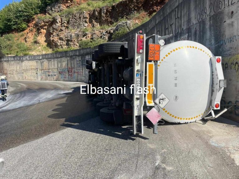 Përmbyset autoboti me naftë në Qafë Thanë, digjet makina qe po kalonte rastesisht ne rruge