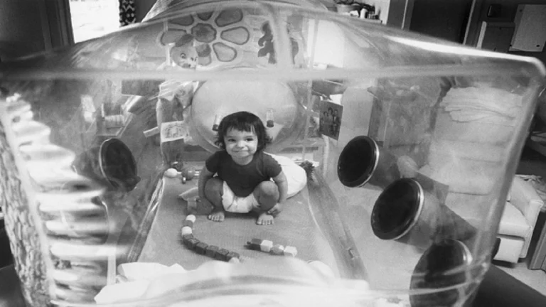 “Ai kurrë s’e preku botën, por bota u prek nga ai”/ Historia tragjike e djalit që jetoi brenda një flluske