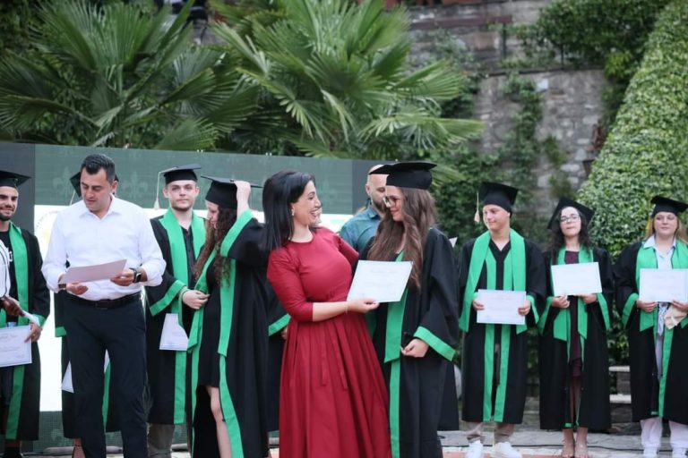 Elbasan/ Kushi maturantëve : Asnjëherë mos u dorëzoni, edhe nëse rrëzoheni, ngrihuni përsëri! Zgjidhni modelet e duhura në jetë!