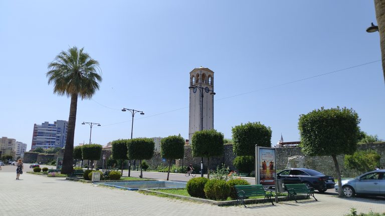 Termometri këtë të premte shënon 42 gradë, qytetet më të nxehta, Tirana, Elbasani dhe Gjirokastra