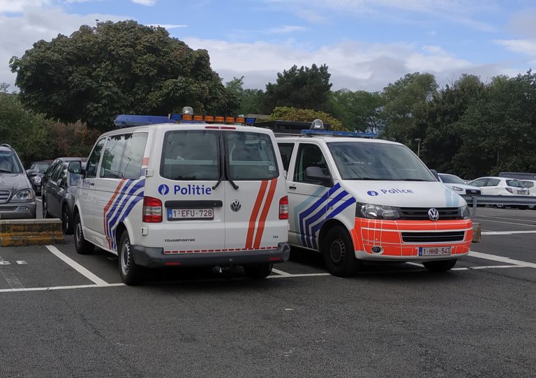 Tmerr në Belgjikë, gjymtyrë njerëzore gjenden brenda një frigoriferi të hedhur në një kanal