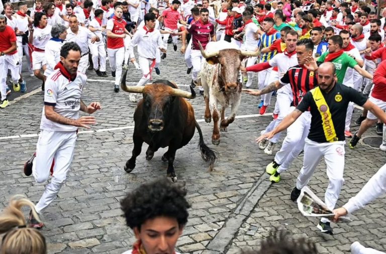 Me mijëra njerëz rrezikojnë jetën në Pamplona, demat i fluturojnë në ajër