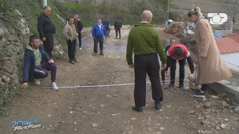 Daja e administratores ngushton rrugën e fshatit/ IMT Elbasan: Nuk kemi mjete të shkojmë në terren