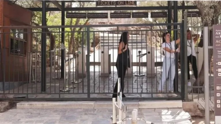 Vapa “i vë kyçin” Akropolit! Temperatura mbi 40 gradë në Athinë, frikë nga zjarret