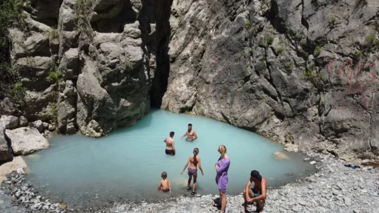 Freski në Kanionin e Holtës ne Gramsh / Streha e ditëve të nxehta për turistët vendas e të huaj