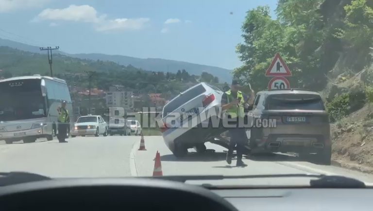 Aksident i frikshëm në Librazhd, makina përfundon sipër….’Range Rover’