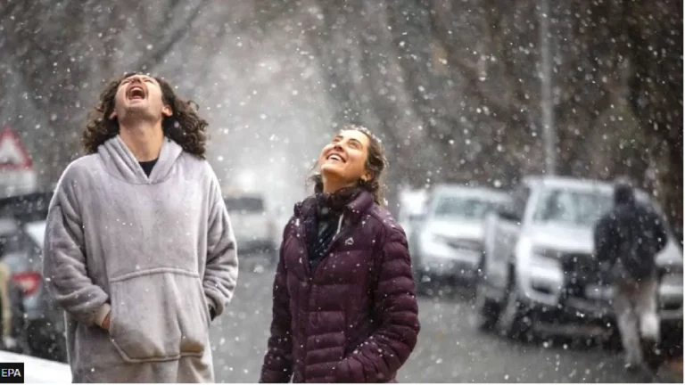 Evropa “përvëlohet”, në Afrikë të Jugut bie dëborë pas një dekade