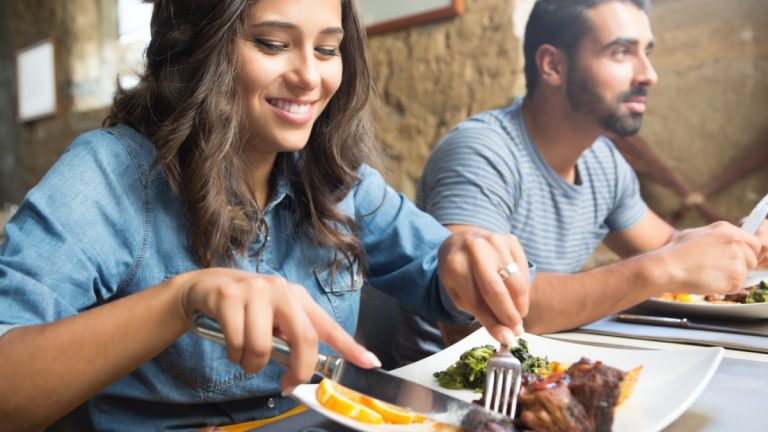 Djersitja Gjatë Ngrënies – Çfarë po Përpiqet t’ju Tregojë Trupi?