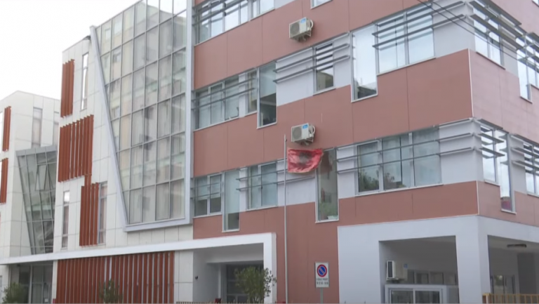 Dhunuan barbarisht përmbaruesit, lihen në burg babë e bir në Elbasan