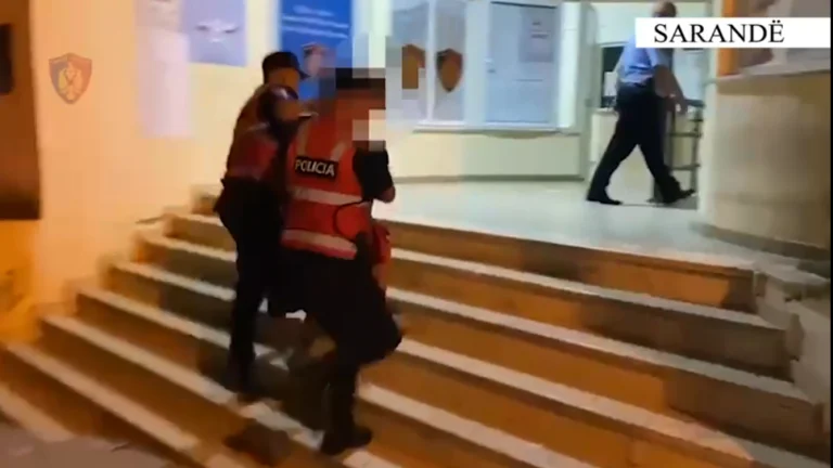 Shpërndante drogë në lokale nate dhe mbante thikë me vete, arrestohet 18-vjeçari në Sranda