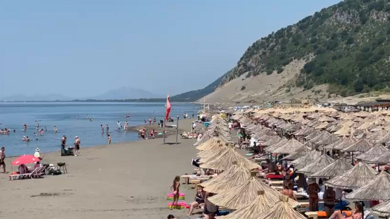 Një tjetër pushues rrezikon të mbytet në plazhin e Shëngjinit, shpëtohet nga familjarët