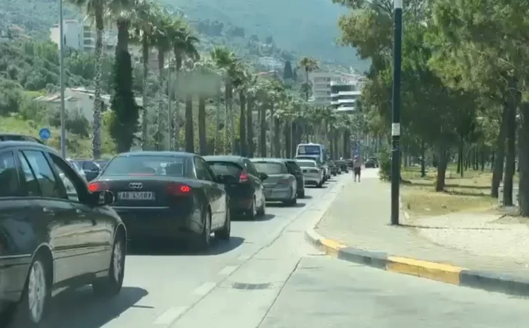 Të gjithë drejt jugut, kolona të gjata makinash në Vlorë