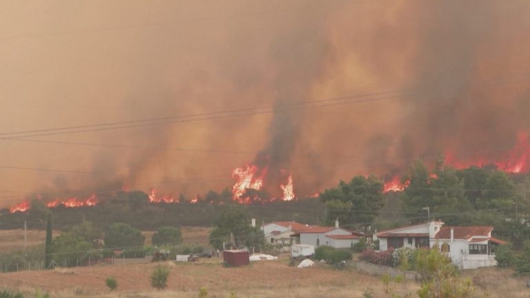Zjarri në Rodos të Greqisë, evakuohen 19 mijë turistë