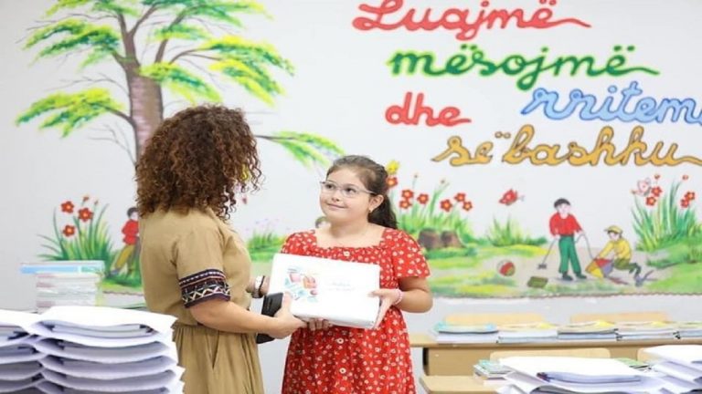 Së shpejti nis shpërndarja e teksteve falas në shkolla/ Ministrja Kushi: Risia, nga ky vit klasat 1-3 vetëm me libra të rinj