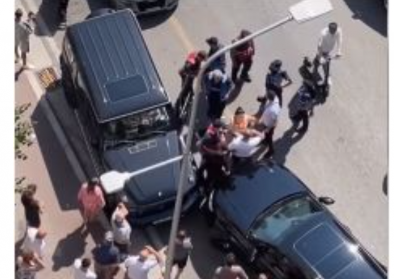 Tentoi të vidhte automjetin, 28 vjeçari godet noteren me bashkëshortin e saj dhe kundërshton me dhunë policinë (VIDEO)