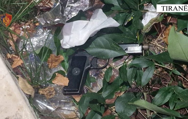 Nuk iu bind policisë dhe hodhi në tokë pistoletën, në kërkim 27 vjeçari, nën hetim dy të tjerë