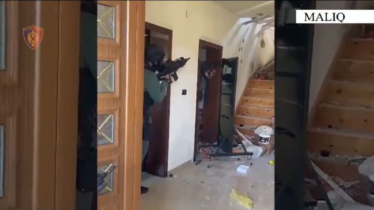 VIDEO/ Ekzekutimi në Maliq, RENEA ‘shkallmon’ derën e banesës së 62-vjeçarit, si arritën ta lokalizojnë në papafingo