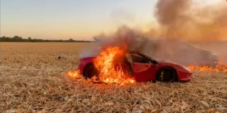 Po xhironte video për Youtube, influenceri djeg aksidentalisht Ferrarin me vlerë 400.000 dollarë