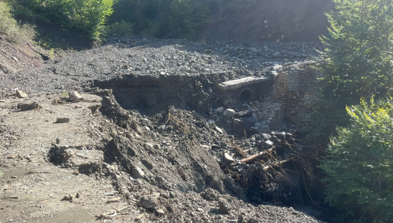 Reshjet të forta shiu e breshëri, shkatërrohen ura e rrugë në fshatrat e Gramshit. Dëme të mëdha në bujqësi