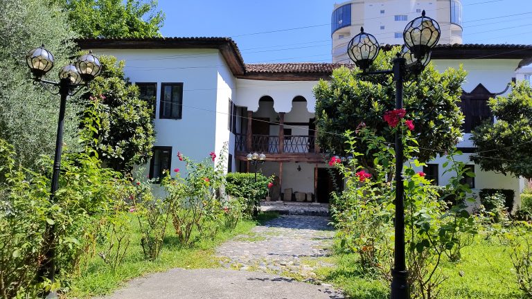 Muzeu Etnografik në Elbasan/ Veshjet datojnë nga shek. XIX, ekspozohen dhe objekte më të hershme