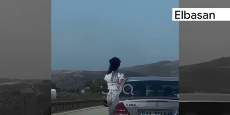 Policia e Elbasanit gjobit vajzën që kishte nxjerrë trupin jashtë makinës (VIDEO)