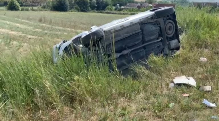 Aksident në aksin Elbasan-Peqin.Makina perfundon jashtë rruge