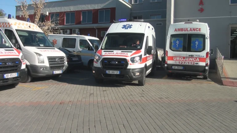 Plagosje me thikë në qytetin e Vlorës, 33-vjeçari dërgohet në spital