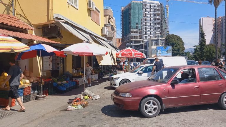 Zaptohen nga tregtarët, qytetarët në Elbasan “privohen” nga trotuaret
