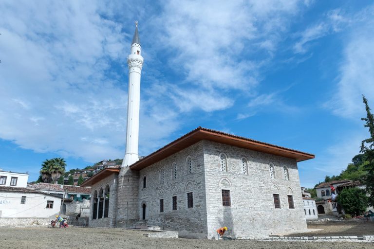 Elbasan/ Tentoi të vidhte para në xhami, arrestohet i riu