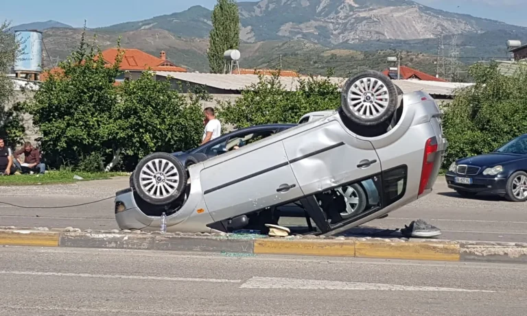 Aksident në aksin Elbasan-Tiranë, makina përmbyset në rrugë