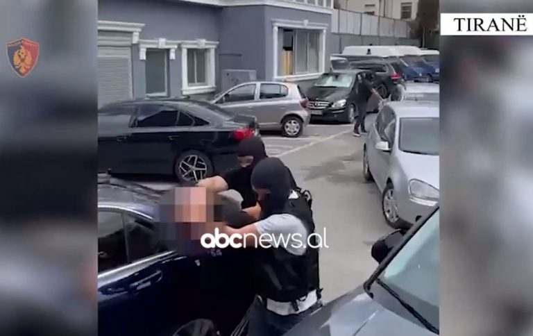 EMRAT/Furnizonin me kokainë disa rrjete shpërndarësish, pranga tre të rinjve