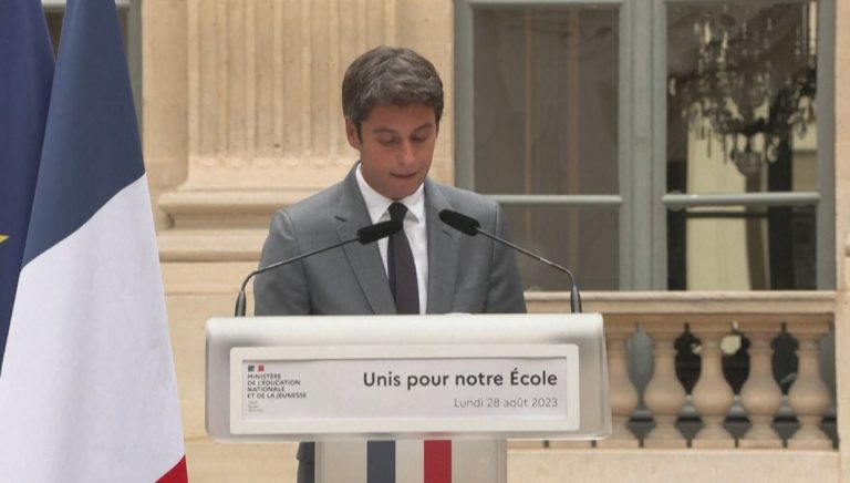 Jo veshje muslimane në shkollë”/ Franca vendos të ndalojë përdorimin e Ajabas në klasa