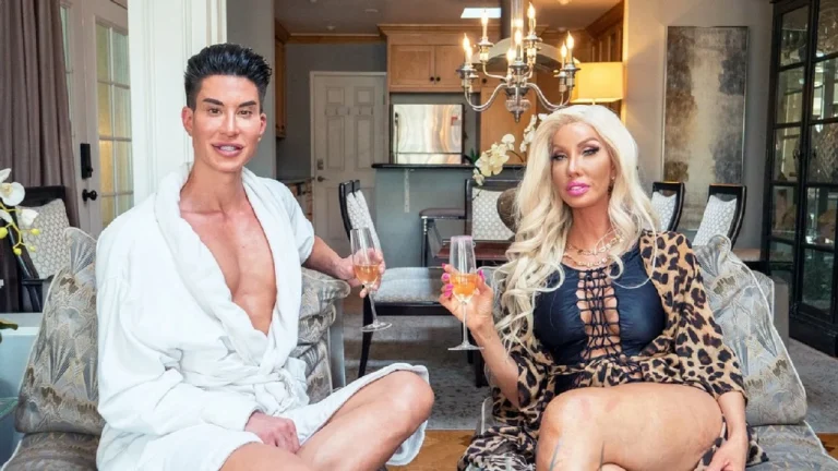 Foto/ Barbie dhe Ken në jetën reale! Shpenzuan miliona dollarë për të ndryshuar pamjen dhe zërin