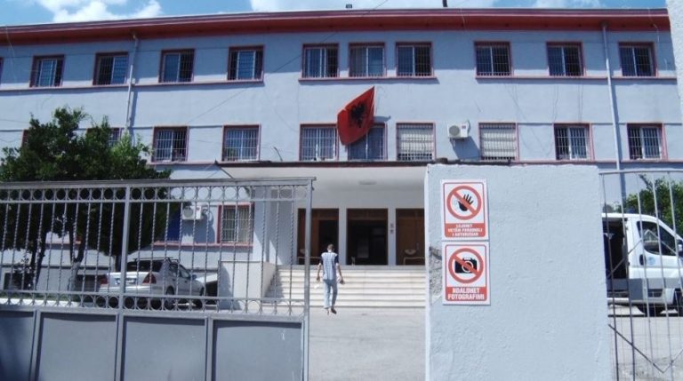 DROGA DHE ALKOLI “ÇMENDIN” TË RINJTË NË ELBASAN (VIDEO)