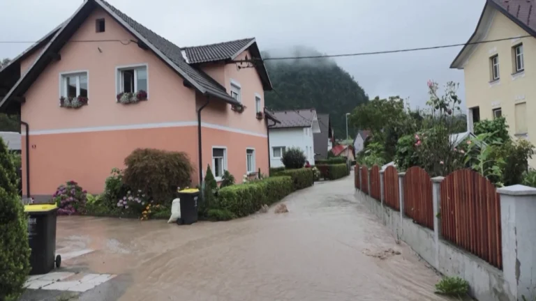 Përmbytje “biblike” në Slloveni, 2 viktima, rrugët mbushen me ujë