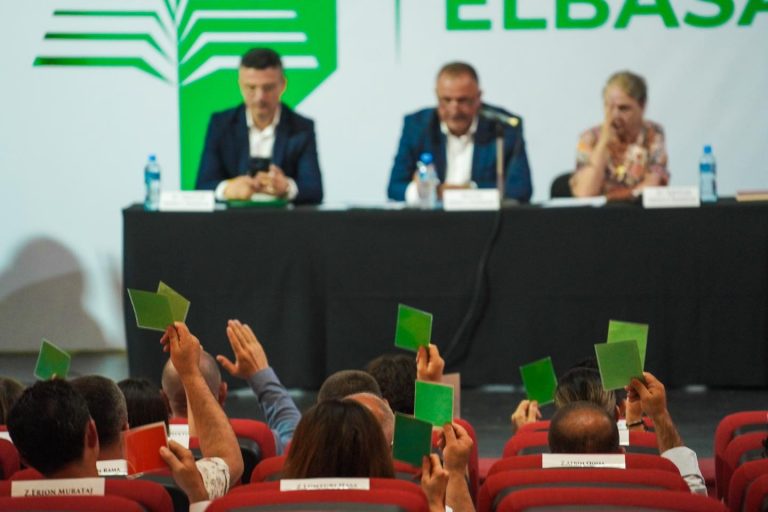 ELBASAN\KËSHILLIT BASHKIAK I PROPOZOHET MIRATIMI PËR NDRYSHIMIN E PAGAVE TË PUNONJËSVE TË ADMINISTRATËS