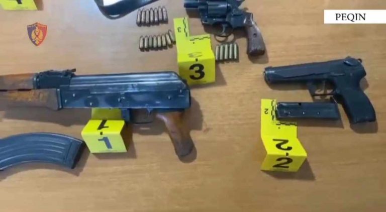 Dy të arrestuar në Tropojë, sekuestrohen armë, sëpata dhe municion luftarak